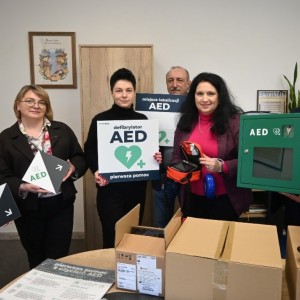 Powiat Nowodworski wyposaża instytucje w defibrylatory AED. Nowy sprzęt zwiększy bezpieczeństwo mieszkańców