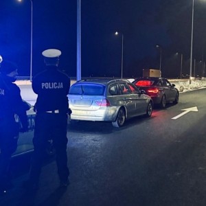 Nowy Dwór Gd. Kierowca z sądowym zakazem i narkotyki u pasażerów - trzech mężczyzn zatrzymanych na drodze S7.