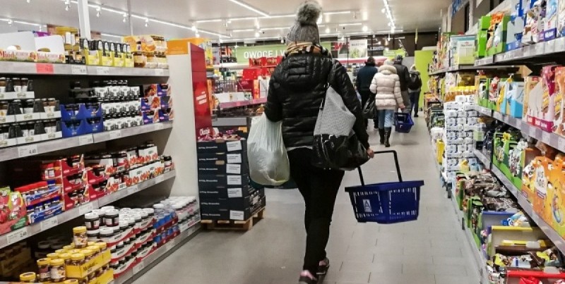Polacy w tym roku na świąteczne zakupy spożywcze najczęściej przeznaczą średnio od 100 do 300 zł na osobę