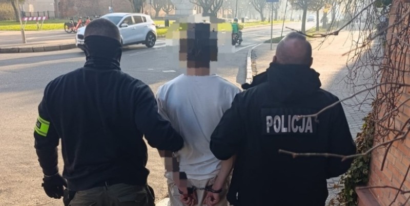 Oszustwo w Nowym Dworze Gdańskim. Zatrzymany Ukrainiec oszukał seniorkę „na pracownika banku”