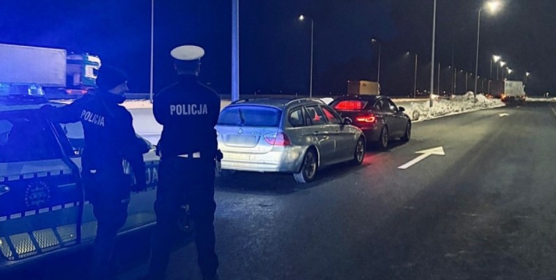 Nowy Dwór Gd. Kierowca z sądowym zakazem i narkotyki u pasażerów - trzech mężczyzn zatrzymanych na drodze S7.