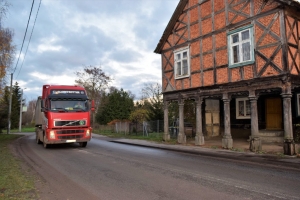 Dom podcieniowy w Żuławkach jest w bardzo złym stanie, grozi zawaleniem.