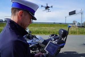 Działania nowodworskich policjantów na trasie S-7 z wykorzystaniem drona.