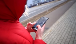 Nowy Dwór Gdański. Policjanci apelują: "Odłóż smartfon i żyj"