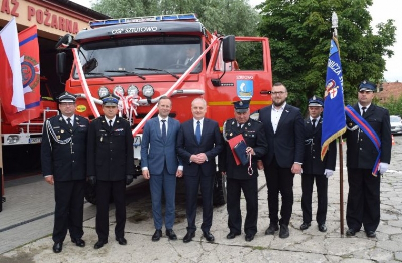 Wojewoda przekazał nowoczesny wóz strażacki dla OSP w Sztutowie.