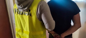 Nowodworscy kryminalni zatrzymali mężczyznę, który groził ochroniarzowi sklepu atrapą broni.