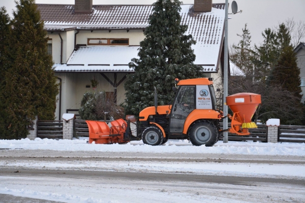 Odpowiedzialność gminy za szkodę spowodowaną oblodzonym lub zaśnieżonym chodnikiem przy prywatnej posesji.