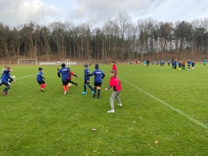Turniej piłkarski w Stegnie. Finały powiatowe turnieju "Z podwórka na stadion" o puchar Tymbarku.