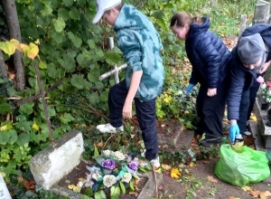 Nowodworscy uczniowie porządkują lokalne cmentarze. Wspólna lekcja pamięci i szacunku