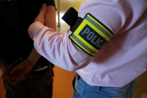 Nowy Dwór Gd. Policyjna interwencja zakończona ujawnieniem narkotyków u kierowcy i pasażera. Kierujący prowadził pojazd pod ich działaniem.