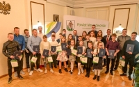 Uroczystość wręczenia Nagród Sportowych Powiatu Nowodworskiego: Laureaci otrzymali pamiątkowe dyplomy i upominki od starosty