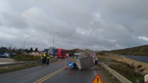 6 tonowy beton spadł na drogę. Są poszkodowani. Wypadek Ryki k.Nowego Dworu Gd. - 27.10.2017