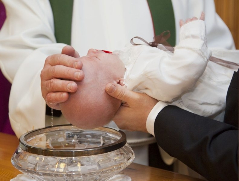 Ubranka do chrztu – praktyczne rozwiązania