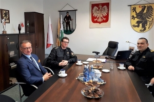 Komendant Wojewódzki PSP na spotkaniu w starostwie powiatowym.
