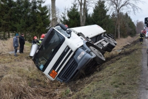 Gmina Stegna. Ciężarówka z paliwem w rowie. Ruch wahadłowy w Popowie- 14.03.2018