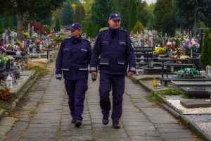 Policja ostrzega! Nie daj się okraść na cmentarzu!