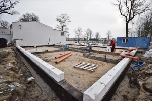 Budowa szatni z zapleczem sanitarnym na miejskich obiektach sportowych.