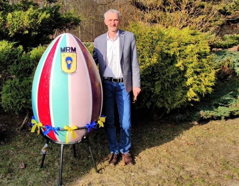 Ogromne Wielkanocne jajko stanęło w Krynicy Morskiej. Pomysł Młodzieżowej Rady oraz Rady Seniorów.