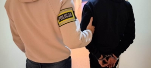 Nowy Dwór Gdański. Poszukiwany listem gończym schował się w piwnicy pod dywanem