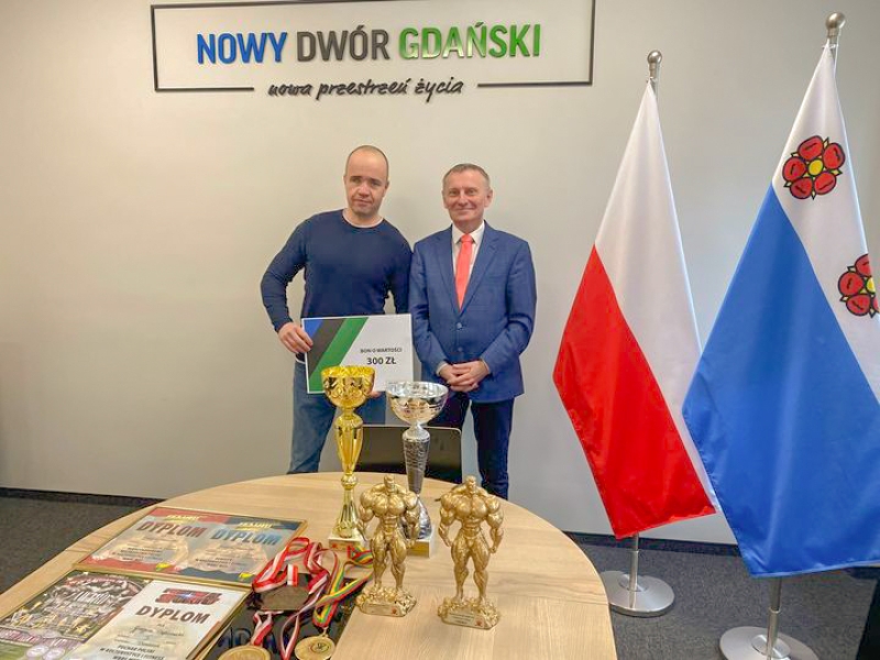 Burmistrz Jacek Michalski wręczył list gratulacyjny i bon pieniężny na ręce Grzegorza Dąbrowskiego