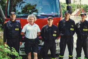 Policja i straż pożarna podczas wspólnych patroli dbają o bezpieczeństwo na wodach i terenach przywodnych.