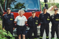 Policja i straż pożarna podczas wspólnych patroli dbają o bezpieczeństwo na wodach i terenach przywodnych.
