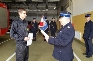 Ślubowanie nowo przyjętego funkcjonariusza w nowodworskiej straży pożarnej