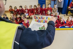 Mikołajkowe spotkania policjantów z przedszkolakami.