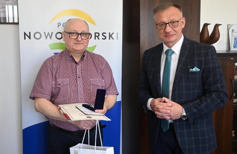 Krzysztof Strug otrzymał z rąk starosty nowodworskiego odznakę „Honorowy Dawca Krwi – Zasłużony dla Zdrowia Narodu”