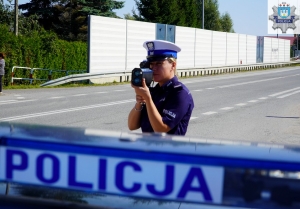 Pod sklepem wypił piwo, i odjechał samochodem kontynuując picie. Zatrzymały go policjantki z nowodworskiej  drogówki.