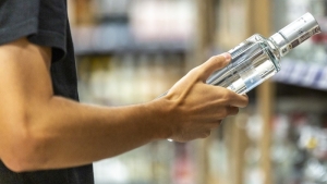 Blisko 46 proc. Polaków będzie oszczędzać na świątecznych wydatkach. Głównie na alkoholu