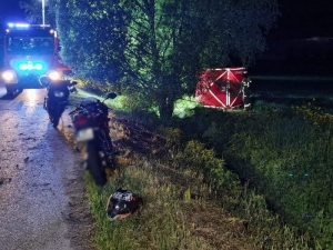 Mieszkaniec Elbląga zginął na miejscu po zderzeniu motocykla z drzewem.