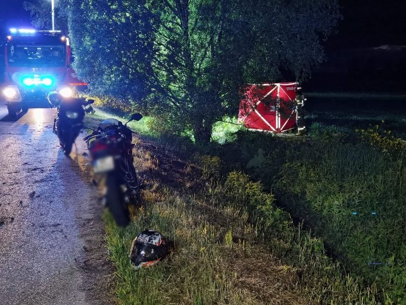  Mieszkaniec Elbląga zginął na miejscu po zderzeniu motocykla z drzewem.
