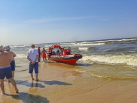 Akcja ratunkowa na plaży w Stegnie. O włos od tragedii. Służby ostrzegają przed prądami wstecznymi.