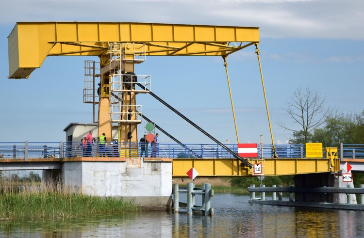 Utrudnienia na moście w Rybinie dla żeglarzy i kierowców.
