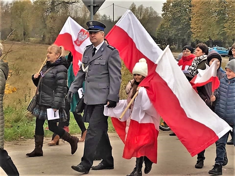 Mikoszewo. Mieszkańcy świętowali 101. rocznicę odzyskania przez Polskę niepodległości.