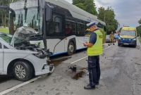 Wypadek z udziałem autobusu miejskiego i samochodu osobowego.