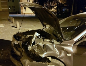 Nietrzeźwy kierowca uderzył w budynek mieszkalny. Miał 1,5 promila alkoholu w organizmie