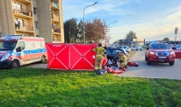 Tragiczna akcja ratunkowa na parkingu Osiedla Kardynała Wyszyńskiego: Mężczyzna uwięziony pod samochodem mimo pomocy zmarł