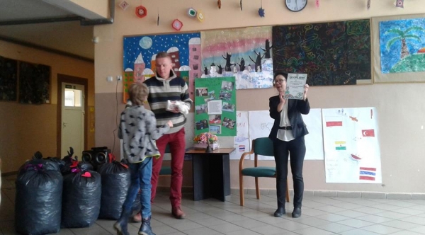 Mikoszewo. „Nakrętkomania dla Arturka” akcja charytatywna w Szkole Podstawowej.