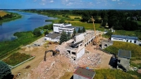 Trwa demontaż starej stacji uzdatniania wody w Centralny Wodociąg Żuławski w Ząbrowie.