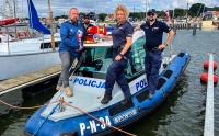 Zespół medyków z centrum ratownictwa z Wrocławia korzystając z okazji Święta Policji, przekazał dla policjantów z Krynicy Morskiej zestawy apteczek ratowniczych.