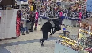 Policjanci szukają świadków kradzieży rozbójniczej