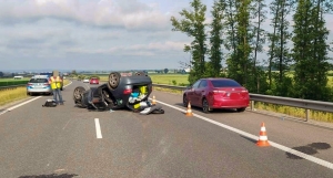 Zderzenie dwóch pojazdów na drodze S7 na wysokości Kazimierzowo Jazowa. Ruch na pasie w kierunku Warszawy zablokowany.