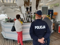 Wspólne kontrole policji z Sanepidem lokali w Krynicy Morskiej..