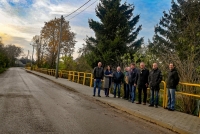 Powiat Nowodworski. Zakończono budowę nowego chodnika w Marzęcinie.