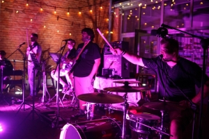 Noc Muzycznych Niespodzianek: Babskie Piosenki z Zespołem Zaprzyjaźnionych Kolegów z Psychiatryka"