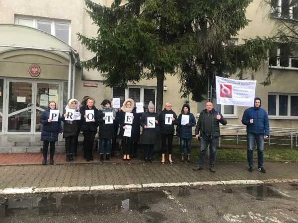 Protest pracowników prokuratury w Elblągu. Za niskie pensje.