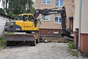 Prace ruszyły na Placu Wolności. Rewitalizacja podwórek w Nowym Dworze Gdańskim.