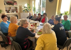 Policjantka spotkała się z seniorami z okazji Dni Babci i Dziadka: Wspólna troska o bezpieczeństwo